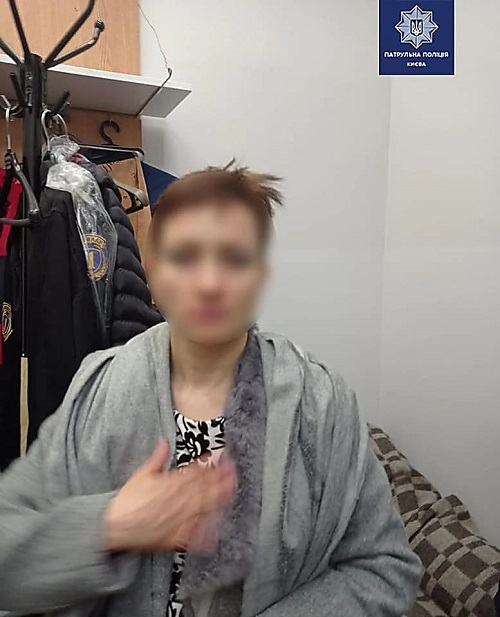 Фото новости: Киевские патрульные задержали женщину, которая употребляла наркотики за столиком в ТРЦ Свежие новости: Киевские патрульные задержали женщину, которая употребляла наркотики за столиком в ТРЦ