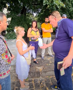 Свежие новости: В центре Львова мужчина раздавал прохожим деньги от имени Иисуса