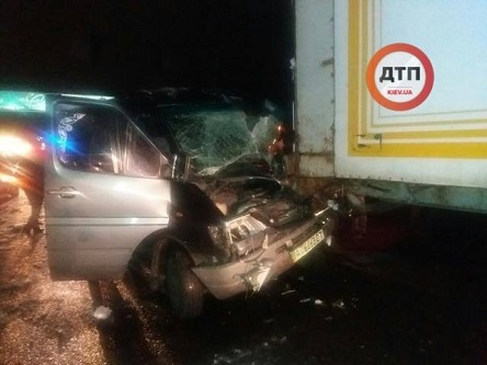 Свежие новости: Чергова ДТП на Київщині: мікроавтобус на швидкості влетів у вантажівку