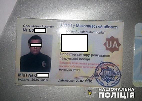Фото новости: Вместе с псевдополицейским, который под Николаевом вымогал деньги у водителей, задержали двух военнослужащих Свежие новости: Вместе с псевдополицейским, который под Николаевом вымогал деньги у водителей, задержали двух военнослужащих