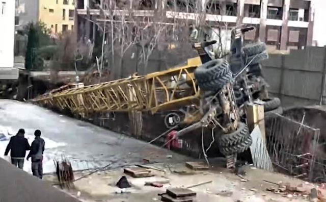 Свежие новости: В Аркадии на стройке упал кран