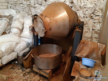 Свежие новости: В Херсоне с помощью бетономешалки подделывали кофе