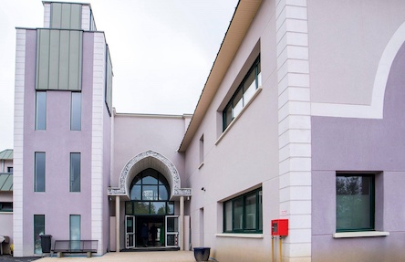 Свежие новости: Во Франции неизвестные въехали в мечеть на автомобиле