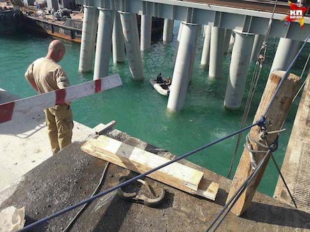 Свежие новости: Автобус с россиянами упал в Керченский пролив: много жертв