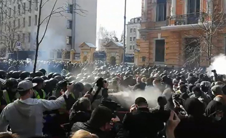 Свежие новости: В Киеве националисты штурмуют администрацию президента