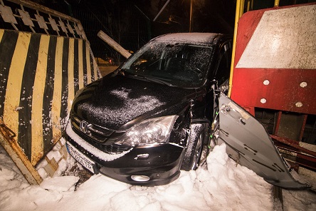 Свежие новости: ВИДЕО: В Киеве в Святошинском районе поезд снес автомобиль Honda