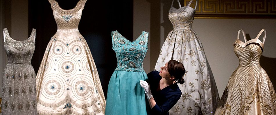 Свежие новости: Выставка платьев королевы в Букингемском дворце (ВИДЕО)