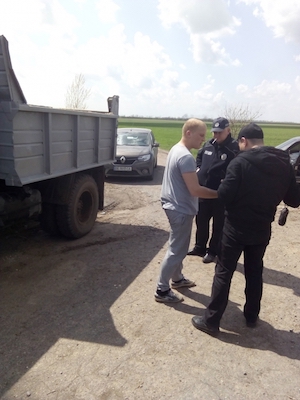 Фото новости: Под Николаевом задержали грузовик с незаконно добытым песком Свежие новости: Под Николаевом задержали грузовик с незаконно добытым песком