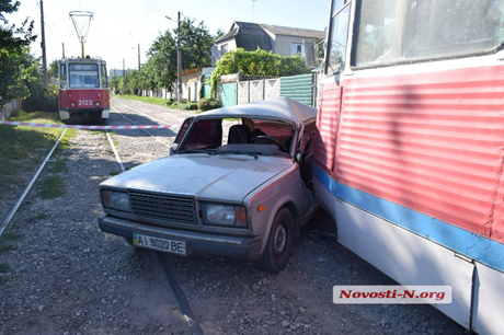 Свежие новости: В Николаеве трамвай протаранил «Жигули»