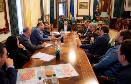 Свежие новости: Зеленский и медиагруппы договорились раскодировать на спутнике украинские телеканалы