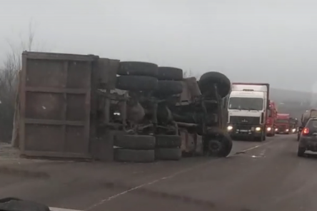 Свежие новости: В Новоодесском районе перевернулся грузовик с щебнем: на дороге пробка