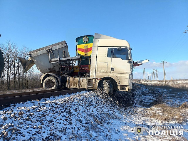 Фото новости: Полицейские разыскивают свидетелей аварии с тепловозом на Николаевщине Свежие новости: Полицейские разыскивают свидетелей аварии с тепловозом на Николаевщине