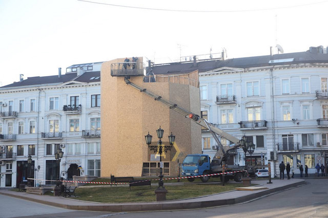Фото новости: В Одесі почали демонтувати пам'ятник Катерині Другій Свежие новости: В Одесі почали демонтувати пам'ятник Катерині Другій