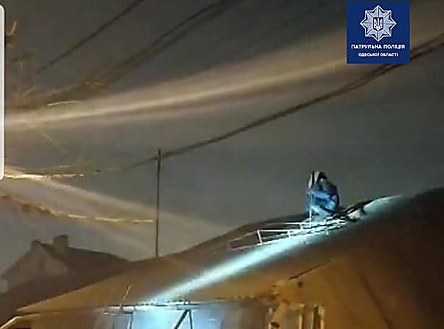 Свежие новости: В Одессе патрульный пытался задержать сбежавшего психически больного и упал с крыши