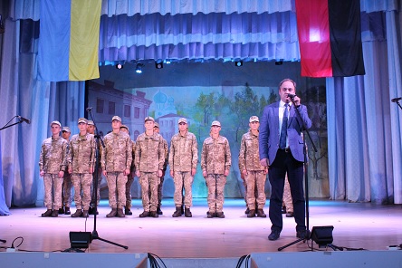 Свежие новости: До Дня захисників України та Дня українського козацтва вознесенців вітали театралізованою виставою