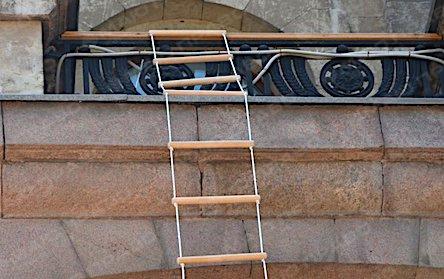 Свежие новости: На здании Николаевского горисполкома повесили веревочную лестницу — мэр вновь пытается сбежать через окно?