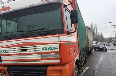 Свежие новости: В Николаеве грузовик протаранил «Джили» — возле рынка «Колос» пробка
