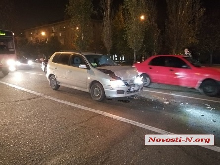 Фото новости: В Николаеве «Митсубиси» врезалcя в «Мазду»: на проспекте пробка Свежие новости: В Николаеве «Митсубиси» врезалcя в «Мазду»: на проспекте пробка