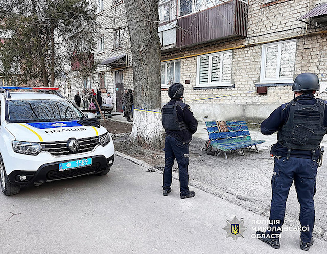 Свежие новости: У Первомайську поліцейські затримали чоловіка за підозрою в умисному вбивстві дружини та травмуванні двох малолітніх дітей