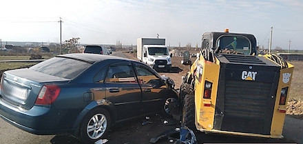 Свежие новости: В Николаеве автомобиль врезался в бульдозер-погрузчик