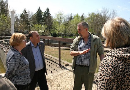 Свежие новости: В Николаевский зоопарк приехал наставник для оценки исправления недочетов, из-за которых наш зверинец понизили в статусе