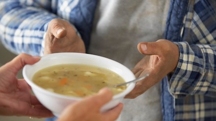 Свежие новости: В Первомайске нуждающимся раздают бесплатные обеды