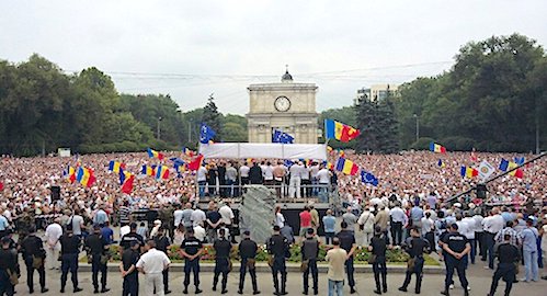 Свежие новости: Тысячи румын, в том числе экс-президент Бэсеску, приехали в Кишинев на массовую акцию сторонников объединения двух стран