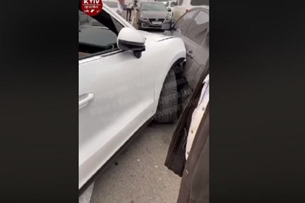 Свежие новости: ВИДЕО: В Киеве пьяная дама за рулем Porsche разбила шесть авто на парковке