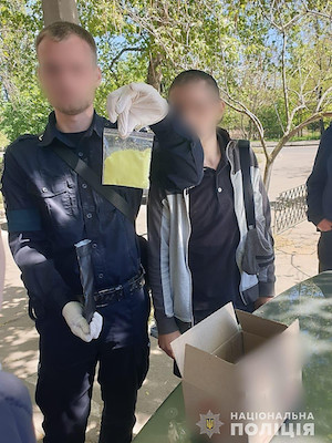 Фото новости: В Николаеве задержали двух жителей, получивших посылку с наркотиками Свежие новости: В Николаеве задержали двух жителей, получивших посылку с наркотиками
