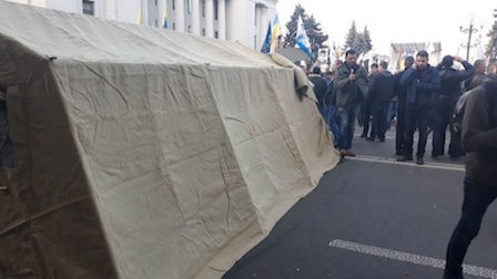 Фото новости: Митингующие под Радой начали масштабные обыски: что происходит Свежие новости: Митингующие под Радой начали масштабные обыски: что происходит