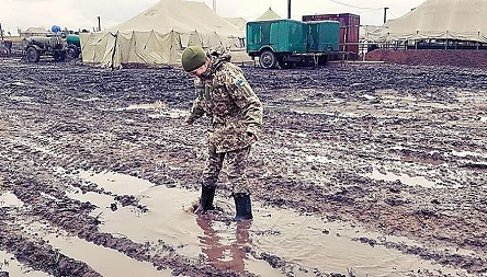 Фото новости: На полигоне «Широкий лан» военные снова жалуются на условия: «Ждут Бирюкова и Петю, хотят спросить, где те казармы или деньги» Свежие новости: На полигоне «Широкий лан» военные снова жалуются на условия: «Ждут Бирюкова и Петю, хотят спросить, где те казармы или деньги»