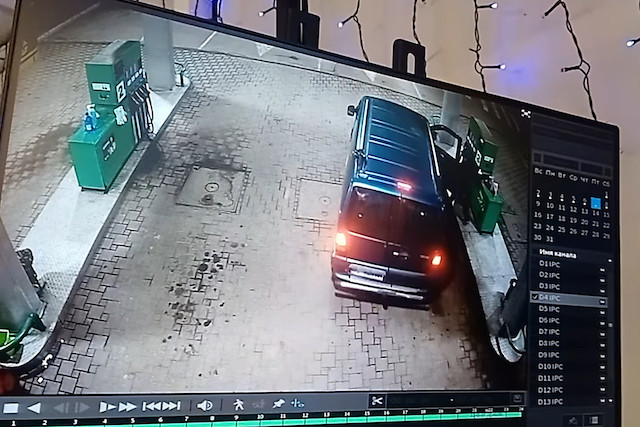 Фото новости: В Николаеве водитель минивэна специально заехал на заправку, чтобы его пассажир украл омыватель для стекла Свежие новости: В Николаеве водитель минивэна специально заехал на заправку, чтобы его пассажир украл омыватель для стекла