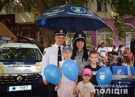 Свежие новости: На головній вулиці міста миколаївські поліцейські вітали школярів із Днем знань