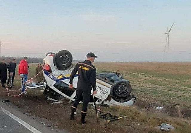 Свежие новости: На трассе Николаев-Одесса полицейский Renault, столкнувшись с Mitsubishi, слетел с дороги и перевернулся