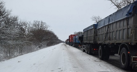 Свежие новости: На трассе Н-11 «Николаев-Днепропетровск» скопились десятки большегрузных автомобилей.