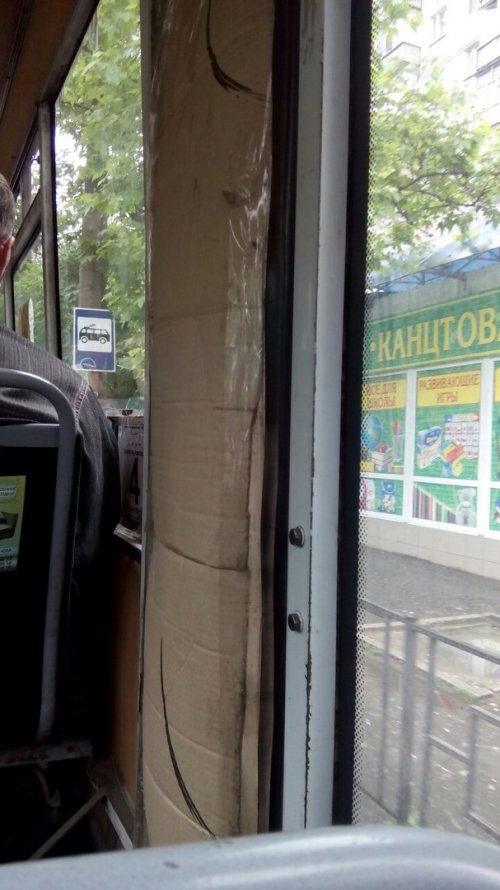 Фото новости: По Николаеву ездит маршрутка с картонными дверями Свежие новости: По Николаеву ездит маршрутка с картонными дверями