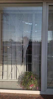 Свежие новости: В Николаевском апелляционном суде мужчина разбил окно