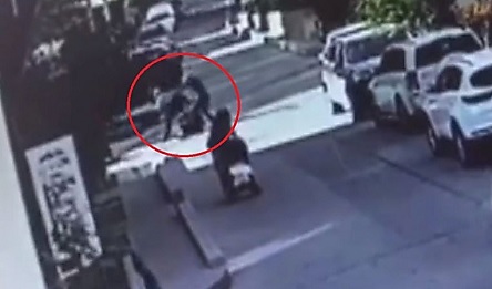 Свежие новости: В Одессе неизвестные на улице избили депутата поселкового совета – ему на помощь пришли прохожие