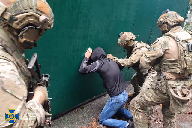 Фото новости: СБУ задержала жителя Бахмута, корректировавшего ракетные удары по украинским позициям на востоке Свежие новости: СБУ задержала жителя Бахмута, корректировавшего ракетные удары по украинским позициям на востоке