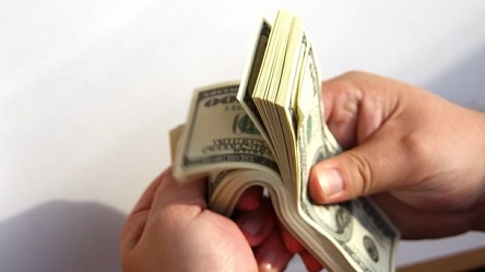 Свежие новости: Доллар плавно дорожает, но банкиры ждут серьезного роста его курса. Закупают валюту наперед