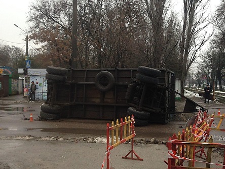Свежие новости: В Николаеве на перекрестке перевернулся прицеп у фуры