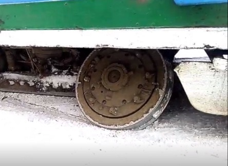 Свежие новости: ВИДЕО:  В Николаеве на ходу у трамвая отвалилось колесо