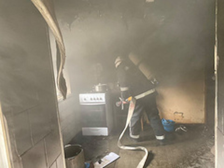 Свежие новости: На Николаевщине спасатели вывели из задымленной кухни пожилую женщину – пожар случился из-за сушки полотенца над плитой