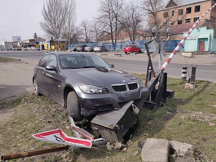 Свежие новости: В Николаеве на ж/д переезде BMW врезалась в шлагбаум