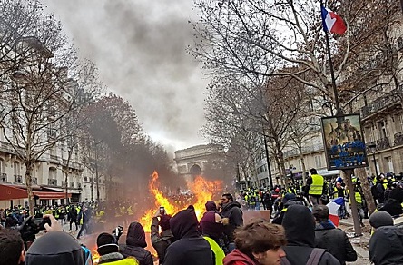 Свежие новости: Во Франции полиция снова применила водометы к протестующим – задержали около 700 человек
