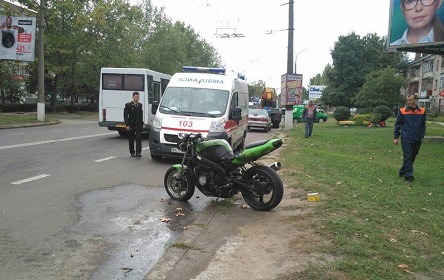 Свежие новости: В Николаеве мотоциклист-трюкач врезался в автомобиль и сбежал: мотоцикл загорелся