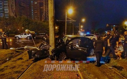 Фото новости: Погоня в Одессе: водитель BMW сбил людей на остановке и сам погиб Свежие новости: Погоня в Одессе: водитель BMW сбил людей на остановке и сам погиб