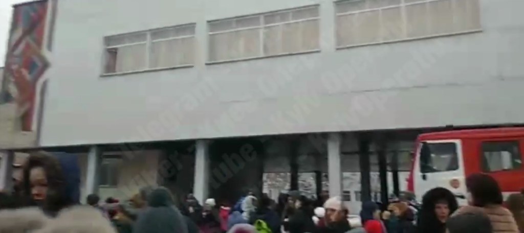 Свежие новости: В Киеве загорелась школа: детей экстренно эвакуировали