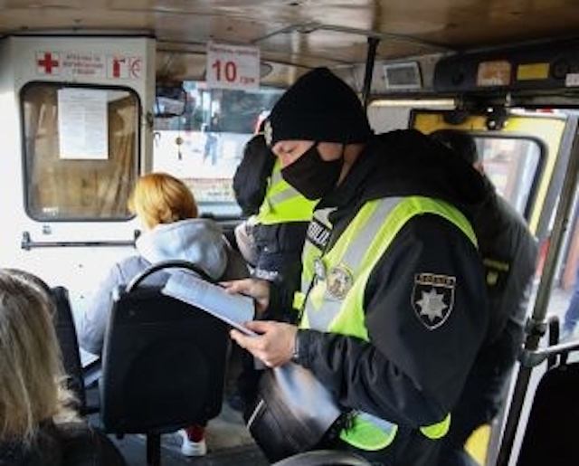 Фото новости: Николаевец в суде требует запретить проверку COVID-сертификатов и выплатить ему миллион Свежие новости: Николаевец в суде требует запретить проверку COVID-сертификатов и выплатить ему миллион