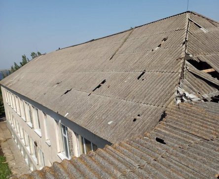 Свежие новости: Ураган оставил без крыши школу села Украинка и около десятка домов.